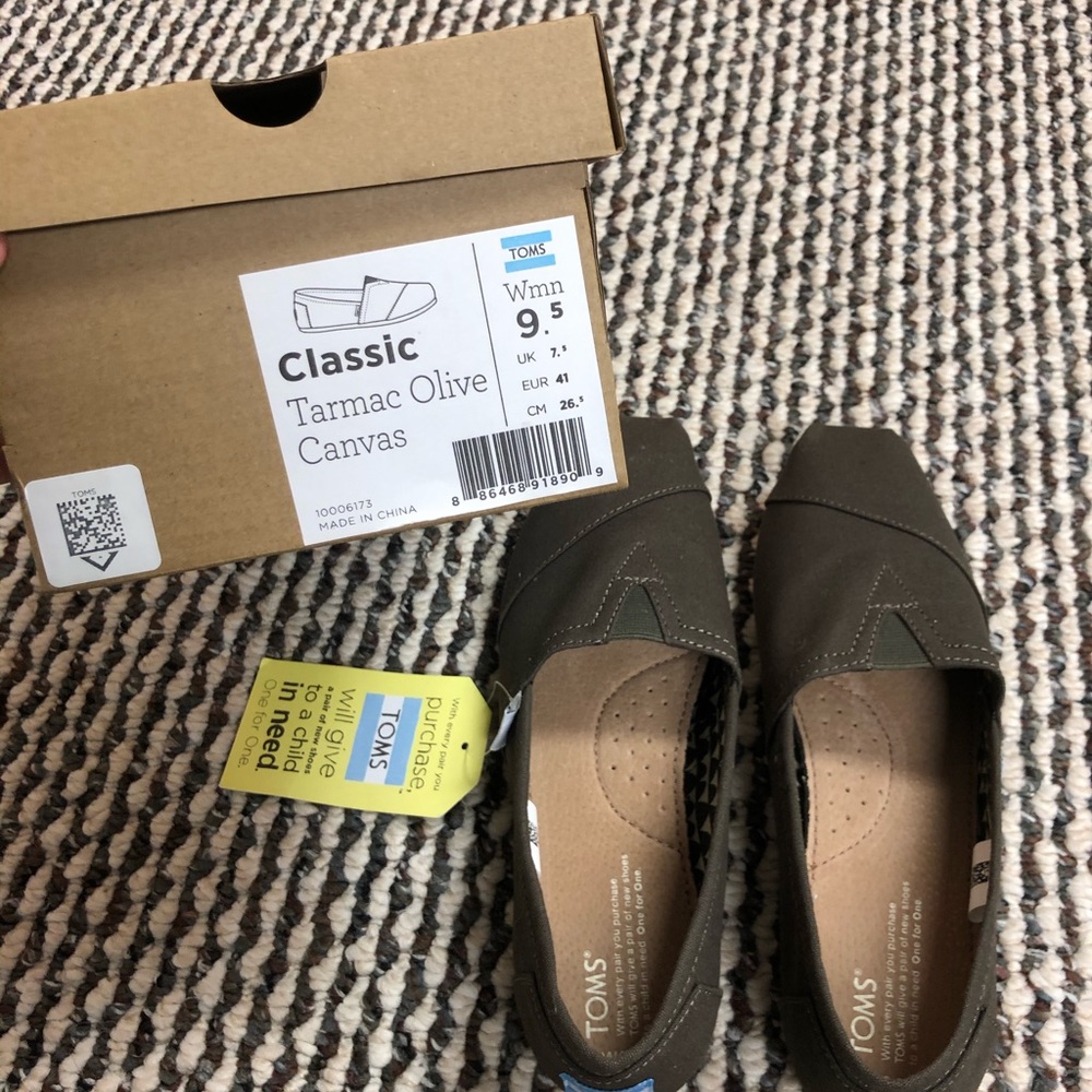 Brand new classic tarmac olive canvas tom’s w9.5